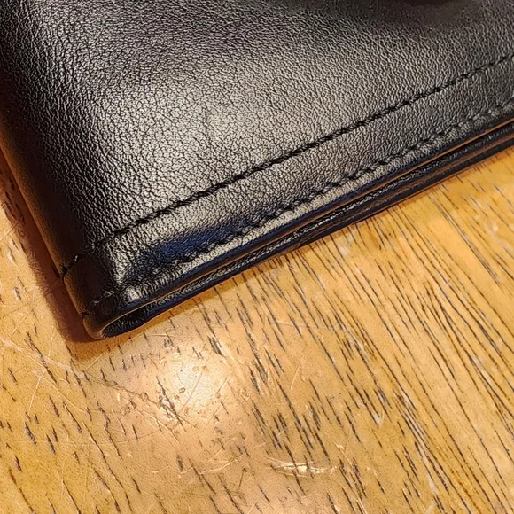 Gucci Black Leather Coin Purse with Gold Crest Medallion - Picture 5 of 14